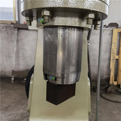 纳新数控75kg分体空气锤 坚固分体设计，赋能可持续数控锻造